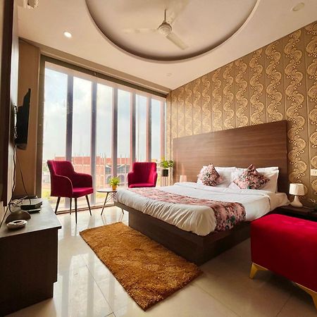 Hotel The Pearl Grand - Top Rated ! Most Awarded ! Parking ! Lift ! Luxury Rooms ! Best Selling Zirakpur Exteriör bild