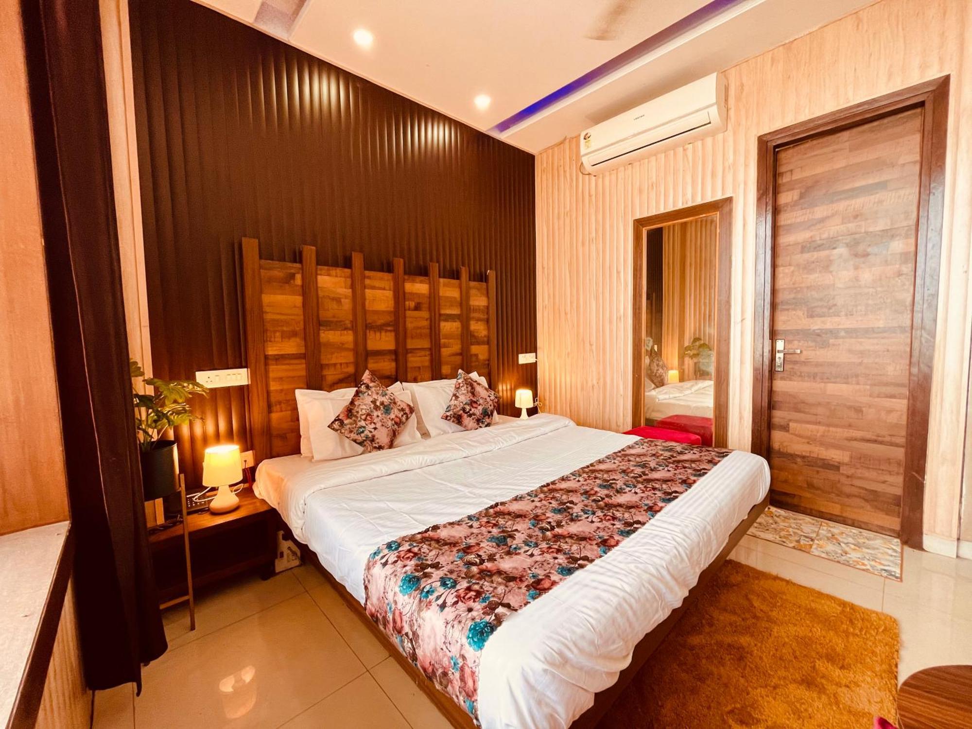 Hotel The Pearl Grand - Top Rated ! Most Awarded ! Parking ! Lift ! Luxury Rooms ! Best Selling Zirakpur Exteriör bild