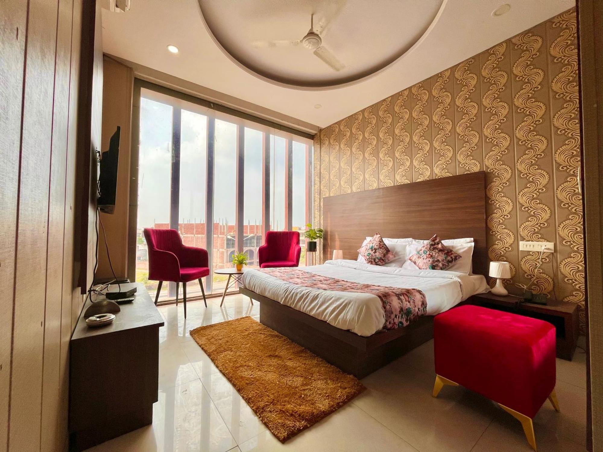 Hotel The Pearl Grand - Top Rated ! Most Awarded ! Parking ! Lift ! Luxury Rooms ! Best Selling Zirakpur Exteriör bild