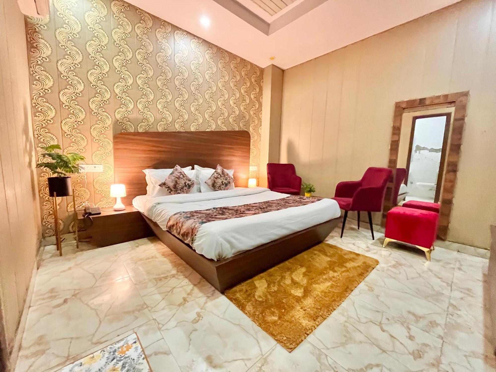 Hotel The Pearl Grand - Top Rated ! Most Awarded ! Parking ! Lift ! Luxury Rooms ! Best Selling Zirakpur Exteriör bild