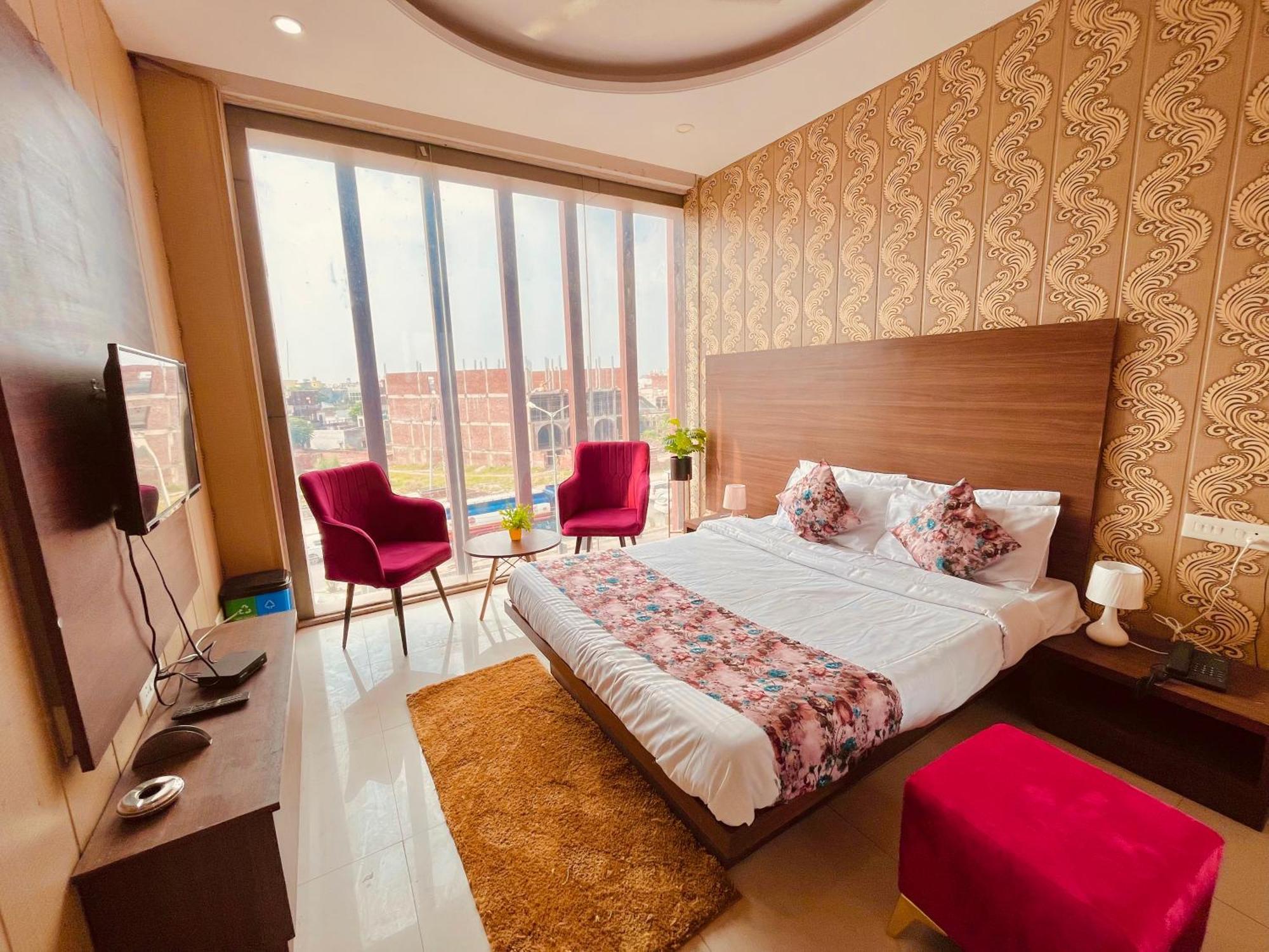 Hotel The Pearl Grand - Top Rated ! Most Awarded ! Parking ! Lift ! Luxury Rooms ! Best Selling Zirakpur Exteriör bild