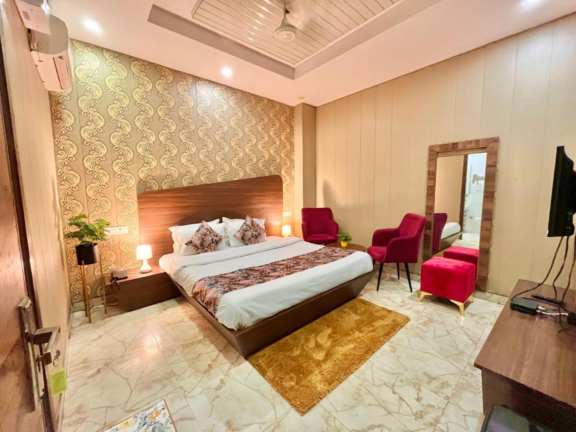 Hotel The Pearl Grand - Top Rated ! Most Awarded ! Parking ! Lift ! Luxury Rooms ! Best Selling Zirakpur Exteriör bild