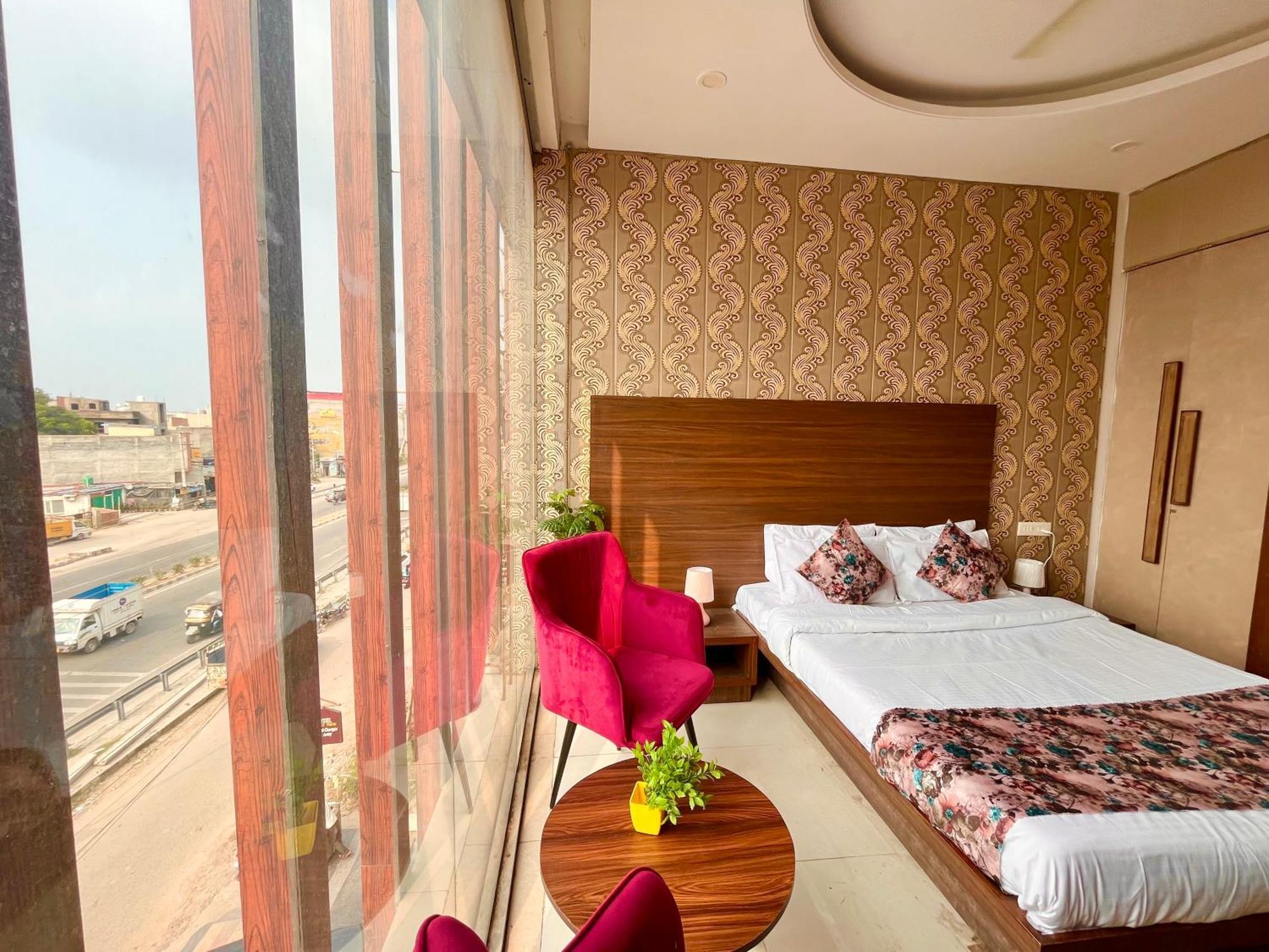 Hotel The Pearl Grand - Top Rated ! Most Awarded ! Parking ! Lift ! Luxury Rooms ! Best Selling Zirakpur Exteriör bild