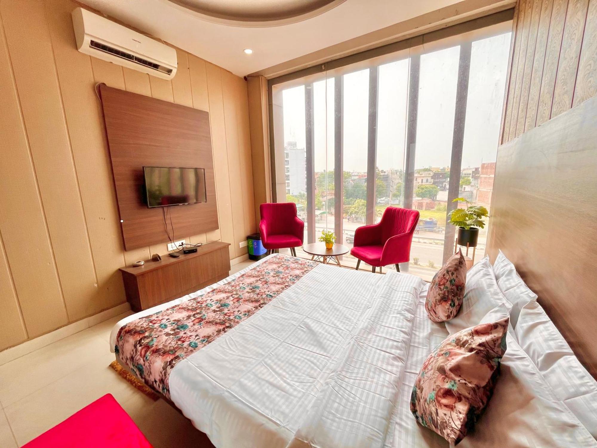 Hotel The Pearl Grand - Top Rated ! Most Awarded ! Parking ! Lift ! Luxury Rooms ! Best Selling Zirakpur Exteriör bild