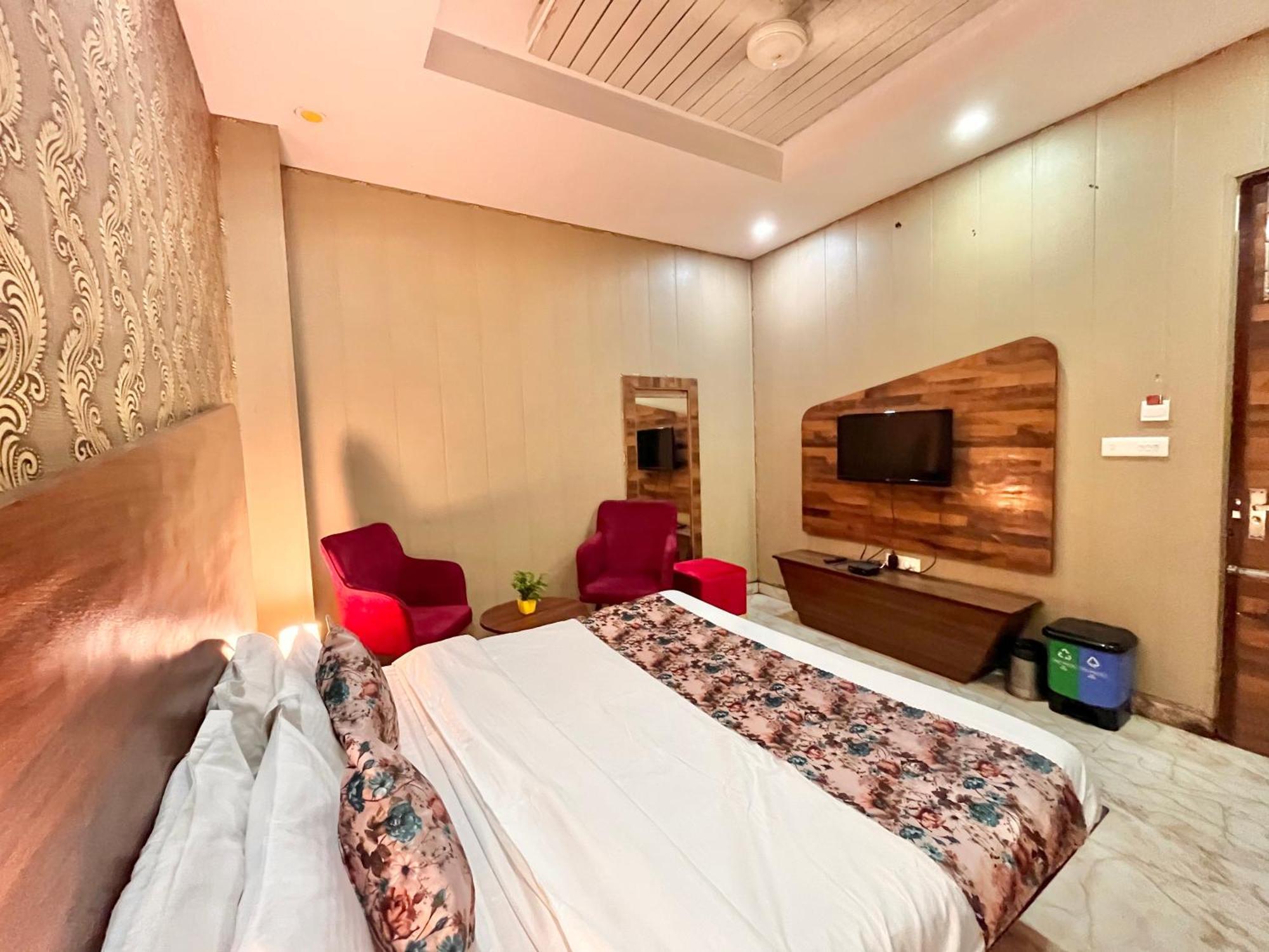 Hotel The Pearl Grand - Top Rated ! Most Awarded ! Parking ! Lift ! Luxury Rooms ! Best Selling Zirakpur Exteriör bild