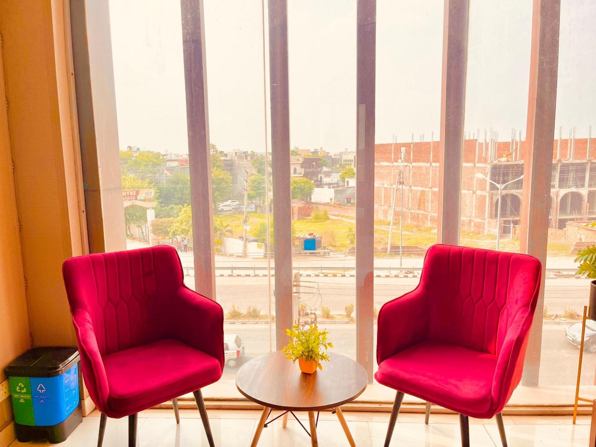Hotel The Pearl Grand - Top Rated ! Most Awarded ! Parking ! Lift ! Luxury Rooms ! Best Selling Zirakpur Exteriör bild