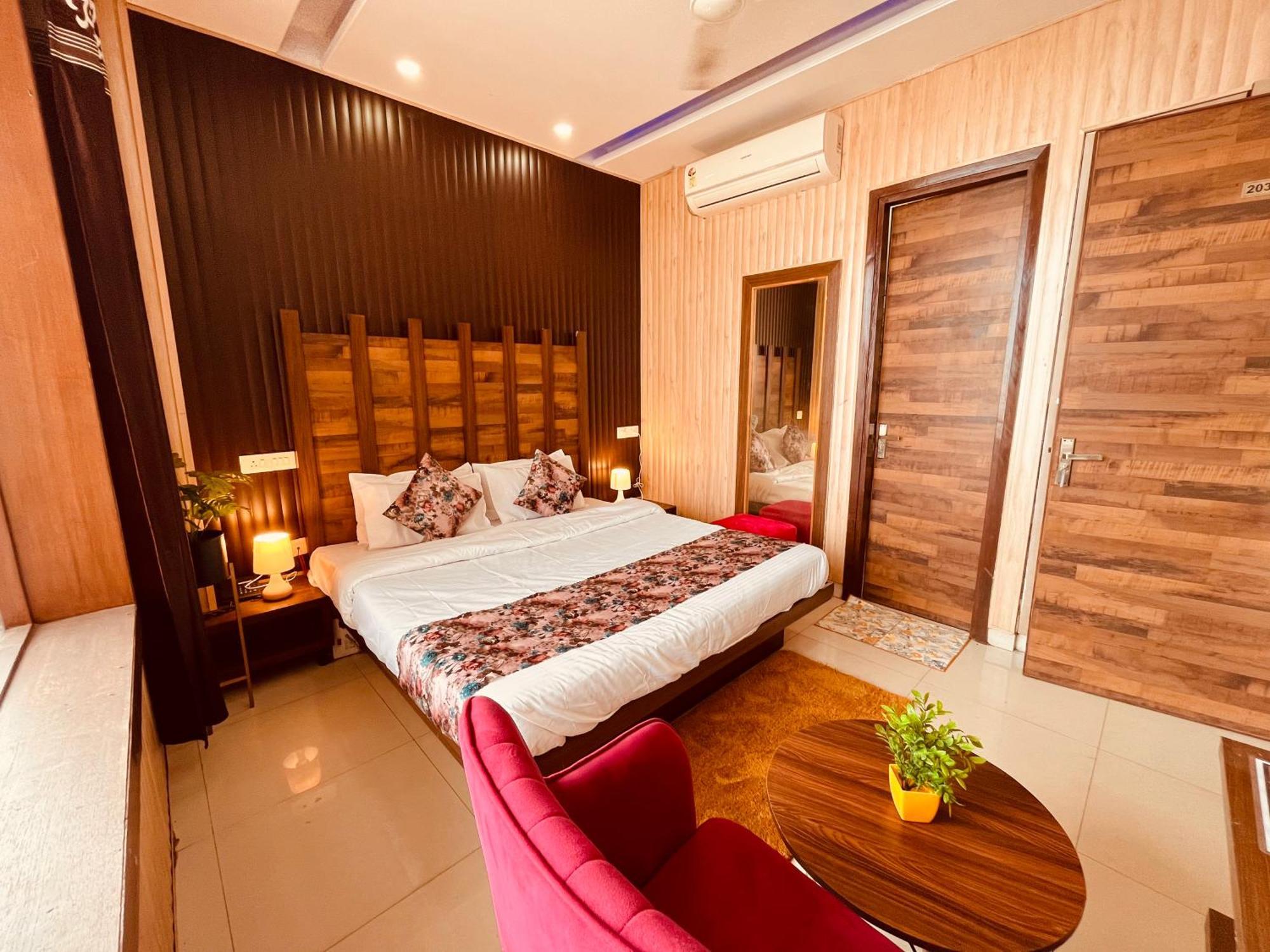 Hotel The Pearl Grand - Top Rated ! Most Awarded ! Parking ! Lift ! Luxury Rooms ! Best Selling Zirakpur Exteriör bild