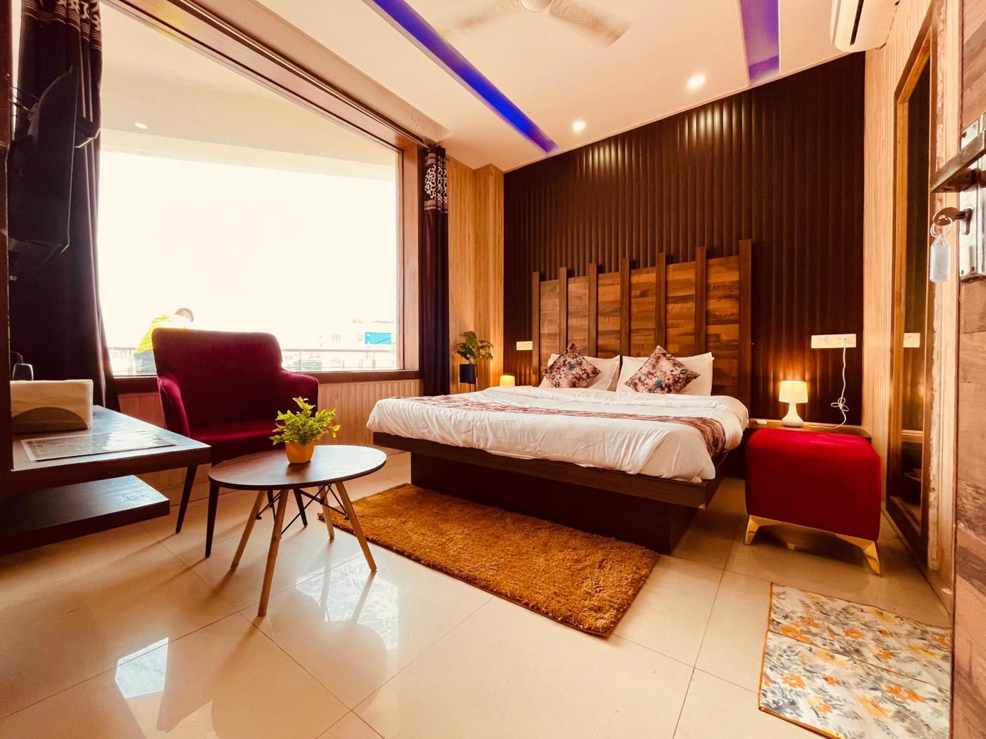 Hotel The Pearl Grand - Top Rated ! Most Awarded ! Parking ! Lift ! Luxury Rooms ! Best Selling Zirakpur Exteriör bild