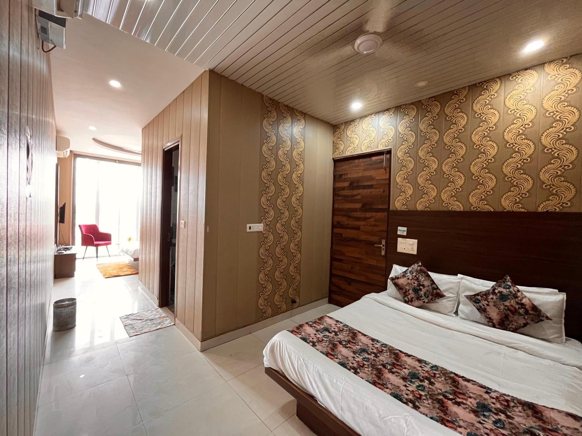 Hotel The Pearl Grand - Top Rated ! Most Awarded ! Parking ! Lift ! Luxury Rooms ! Best Selling Zirakpur Exteriör bild
