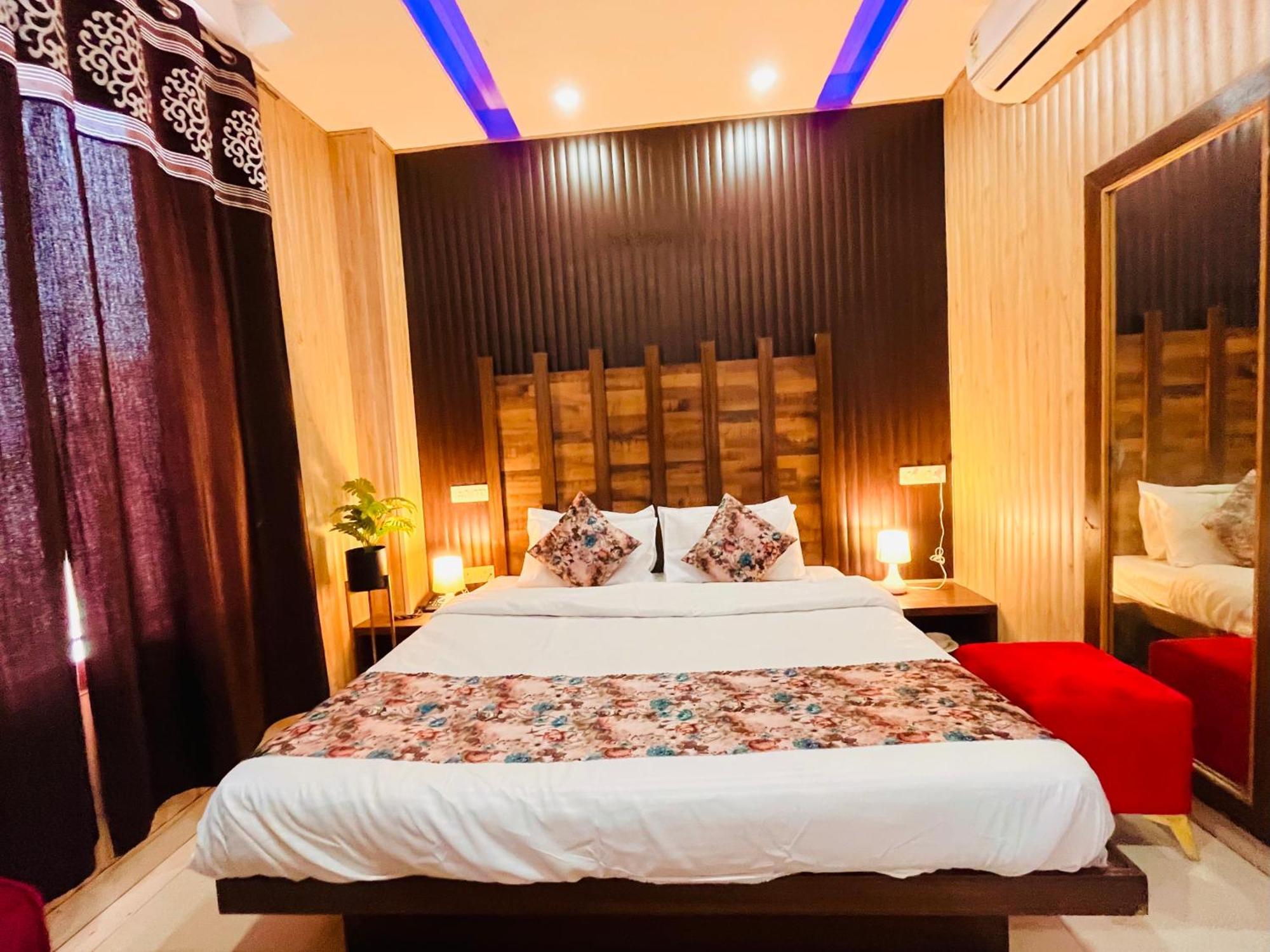 Hotel The Pearl Grand - Top Rated ! Most Awarded ! Parking ! Lift ! Luxury Rooms ! Best Selling Zirakpur Exteriör bild